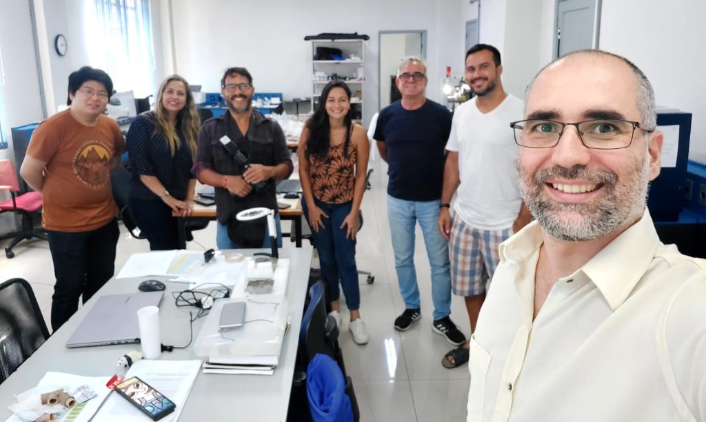Visita do fotógrafo George Magaraia, da Comuns/UERJ, ao laboratório LIETA.