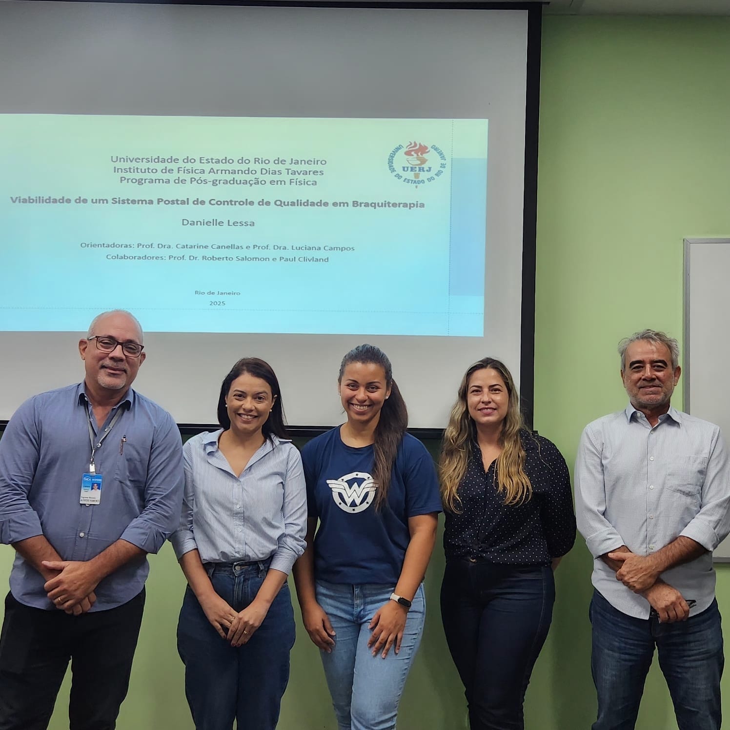 Exame de Qualificação de Mestrado da aluna Danielle Lessa - Título: "Viabilidade de um Sistema Postal de Controle de Qualidade para Braquiterapia” - Data: 24/04/25 - Local: Sala de Seminários do PPGF/UERJ.