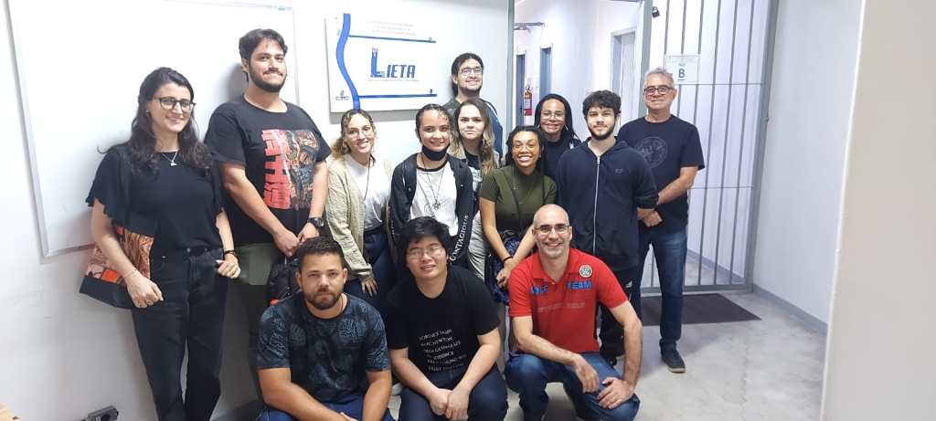 Visita dos alunos do curso de Arqueologia da UERJ ao LIETA, acompanhados pela professora Camila Cupello.